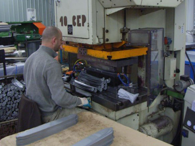 Du00e9coupe de metaux par presse mu00e9talique